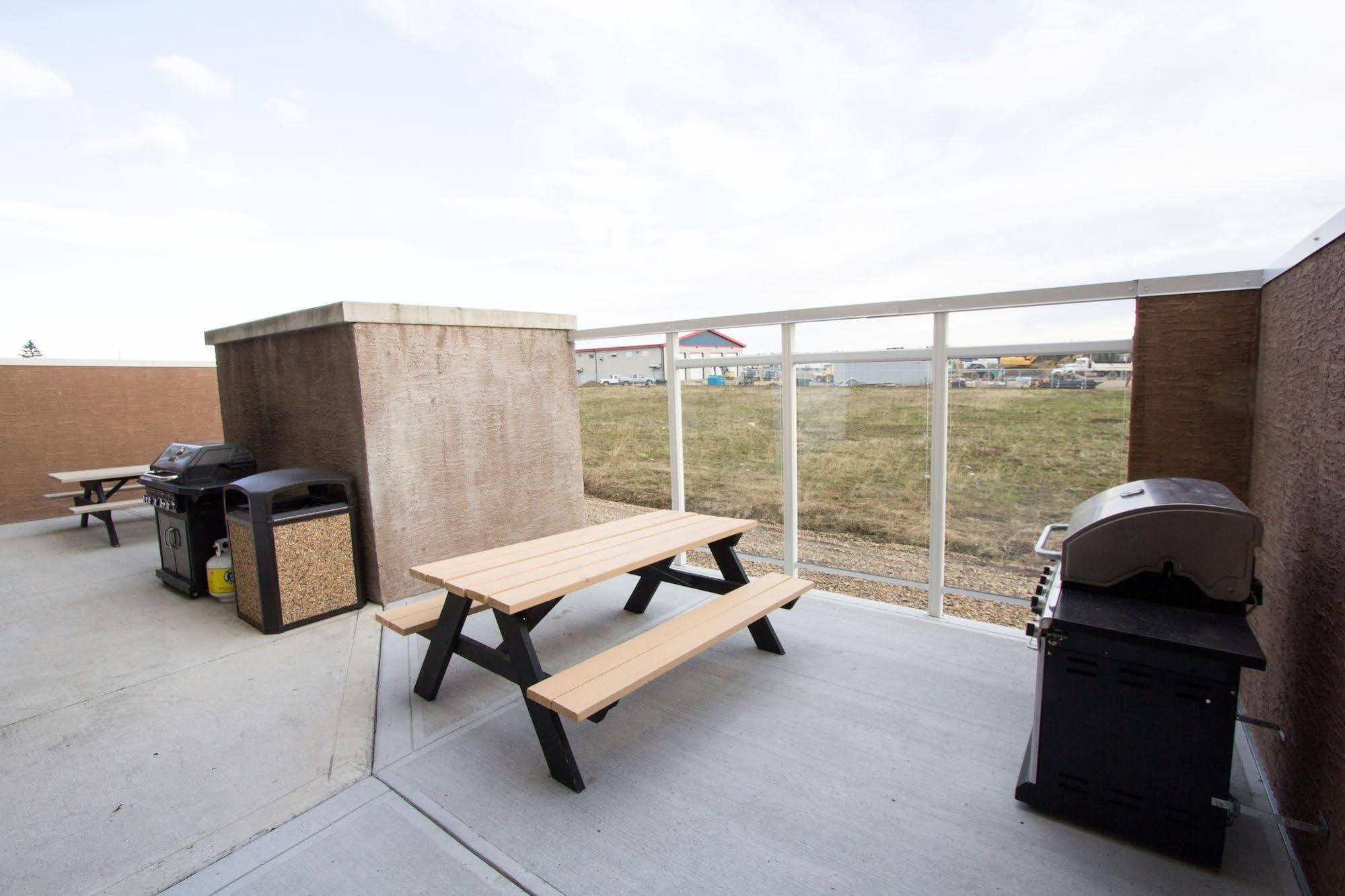 Service Plus Inns & Suites Drayton Valley Exterior photo